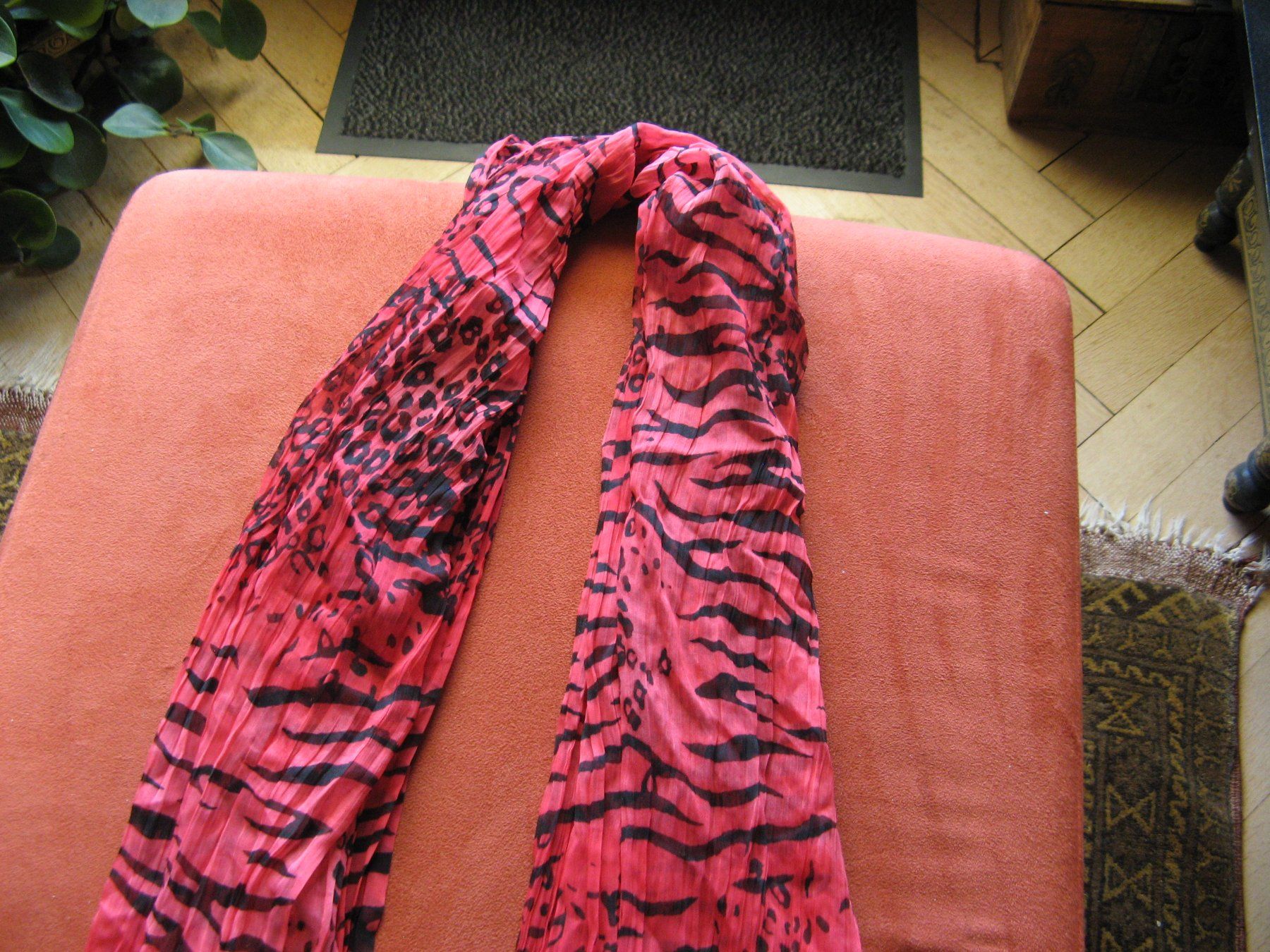 Foulard & Sciarpe: Schal oder Foulard aus Indien rot-schwarz – Nuovo (secondo la descrizione) da Zürich venduto da apil 1