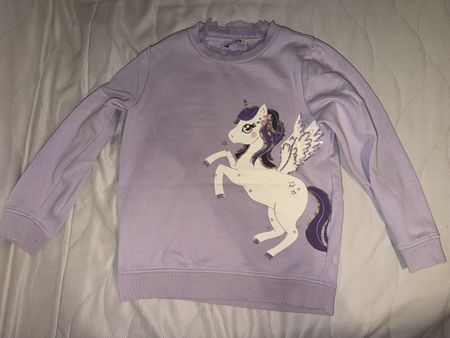 Pullover C&A Einhorn Motiv lila Grösse 134 getragen