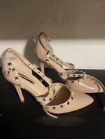 Absatzschuhe in Nude mit Ziernieten, Gr 39