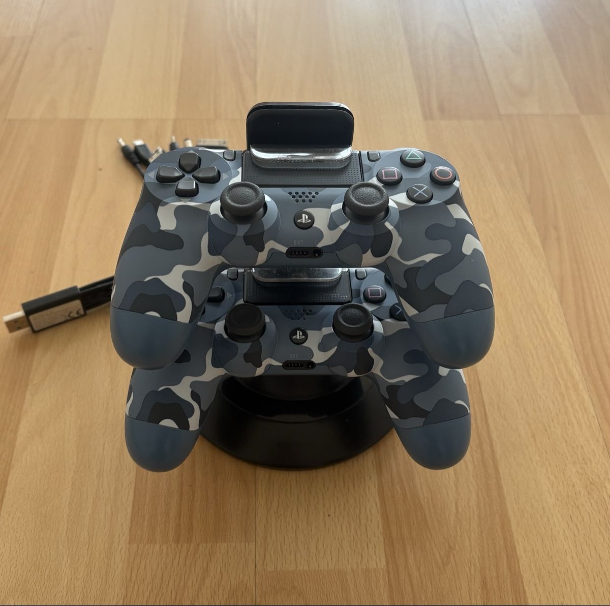 Sony Controller: 2 Original Sony DualShock 4 Controller - Ladestation - PS4 – Usato da Burgdorf venduto da iur_6898 1