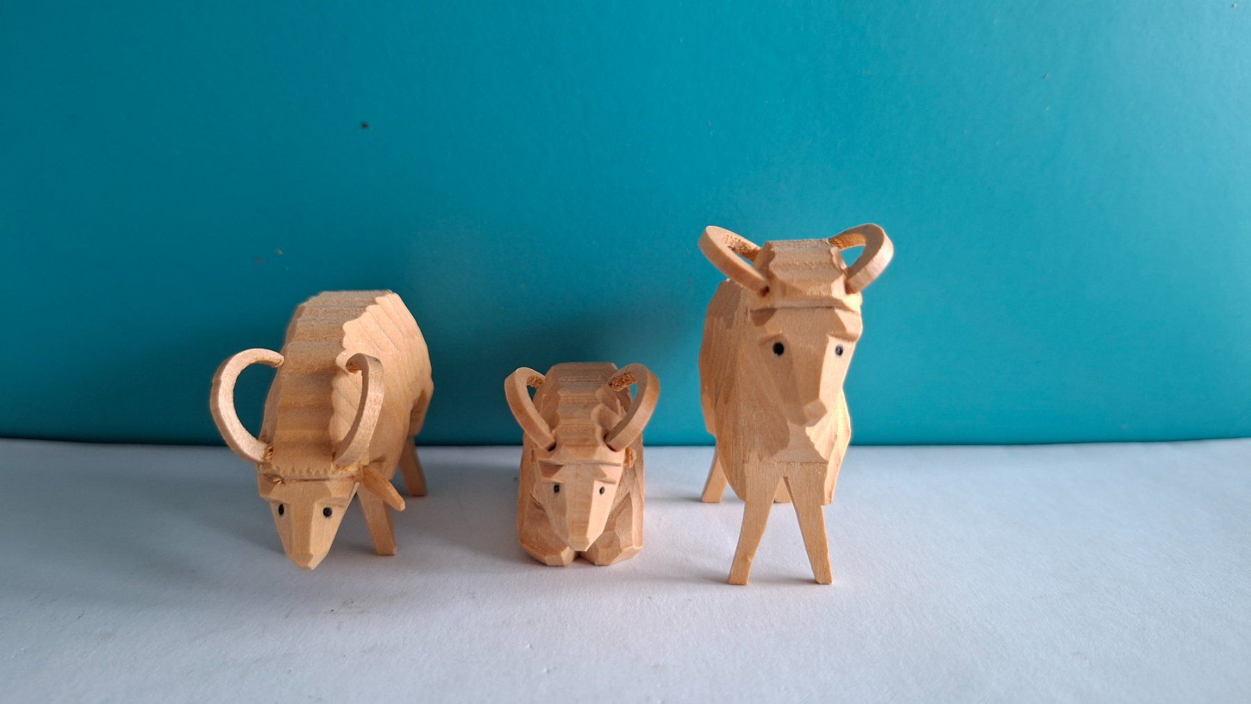 Statuette: Holzfiguren: 3er Set, handgeschnitzt, Widder, Deko – Usato da Opfikon venduto da Diversamente 4
