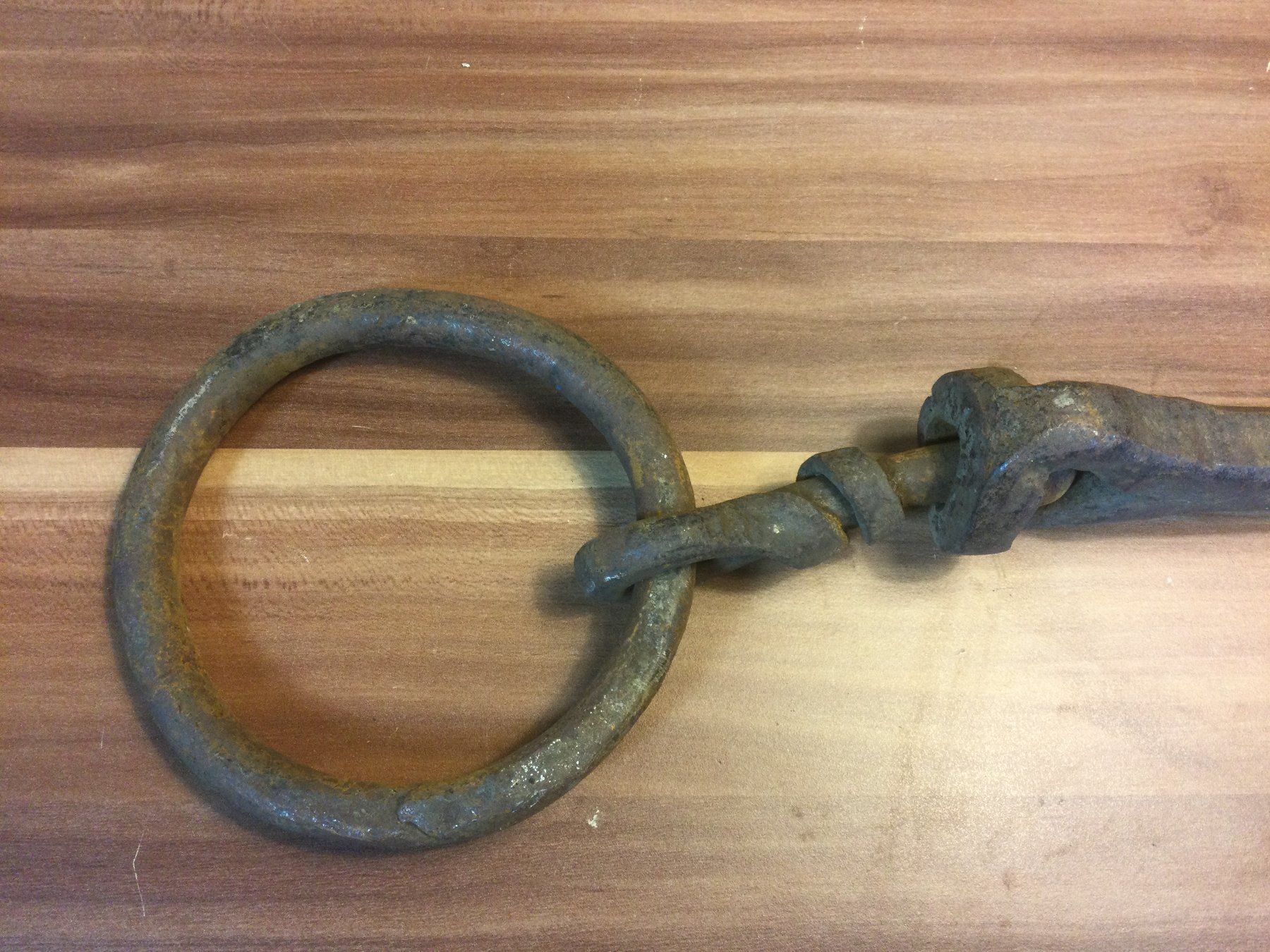 Attrezzi da lavoro: Antiker Handgeschmiedeter massiver Eisenring mit Haken – Usato da Wangen SZ venduto da kuriosum12 1