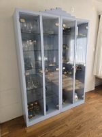 Vitrine hellblau mit vier Glastüren gebrauchter Zustand