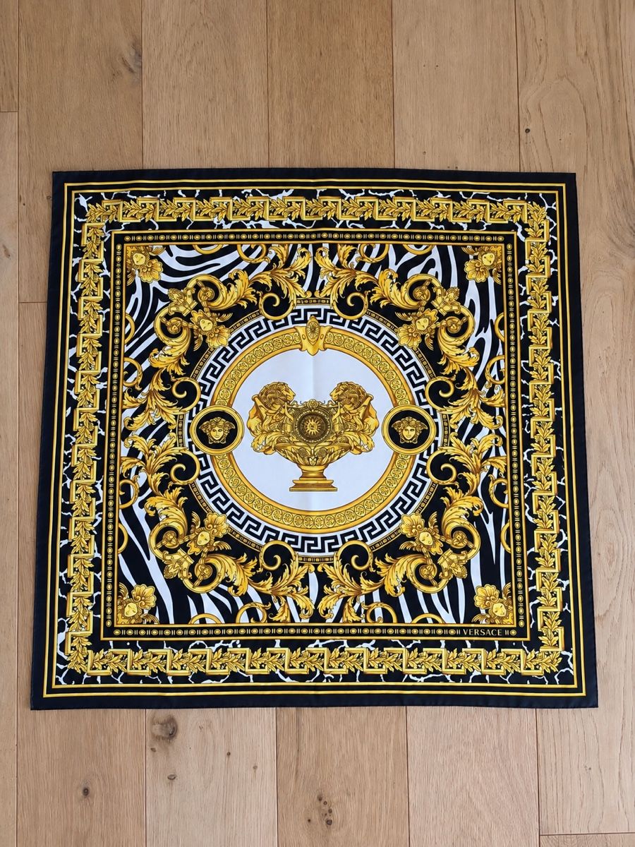 Foulard & Sciarpe: Versace silk scarf  – Nuovo (secondo la descrizione) da Zürich venduto da Moremoneymoney