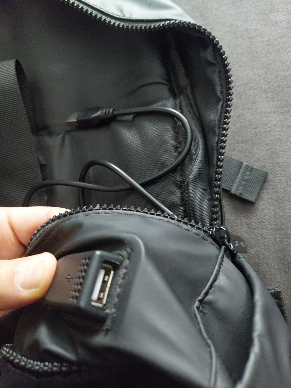 Zaini: Rucksack , schwarz- Smartbag mit integriertem USB-USB Kabel – Usato da Ballwil venduto da Vielzocker 4