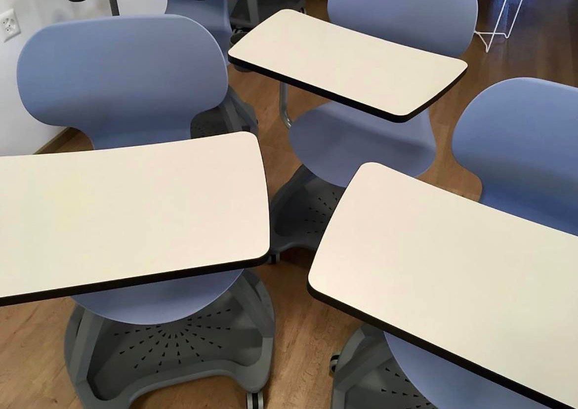 Stühle: 5 chaises-bureau sur roulettes avec tablette écritoire – Gebraucht aus Bulle von lau_ygq6 1