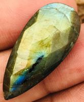 Cabochon L-2221 – Labradorit facettiert 29x13x6mm – 18 Karat