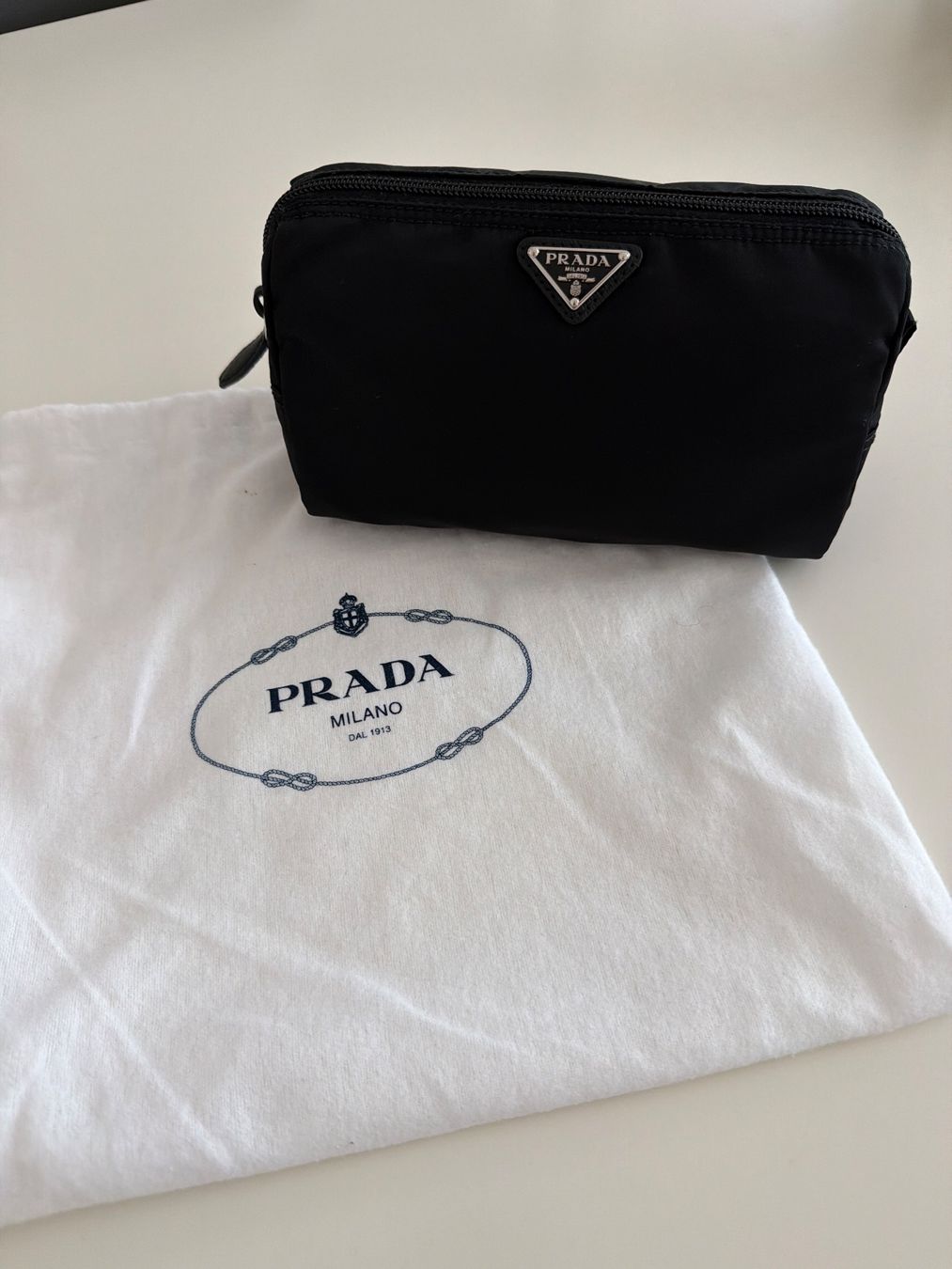 Prada Custodie per cosmetici: Neues Prada Necessaire – Nuovo e nell'imballaggio originale da Solothurn venduto da Vintage87