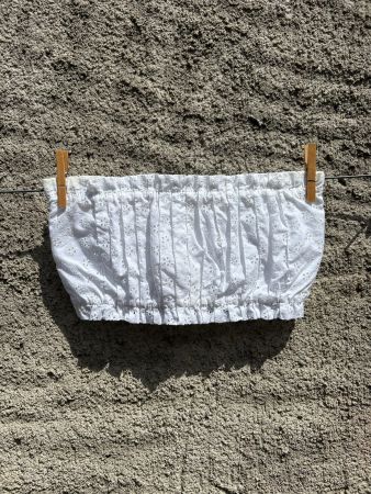 Massgeschneidertes schulterfreies bauchfreies Spitzentop