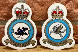 2 Vintage Aufkleber ROAYL AIR FORCE Sqn. & Station - England