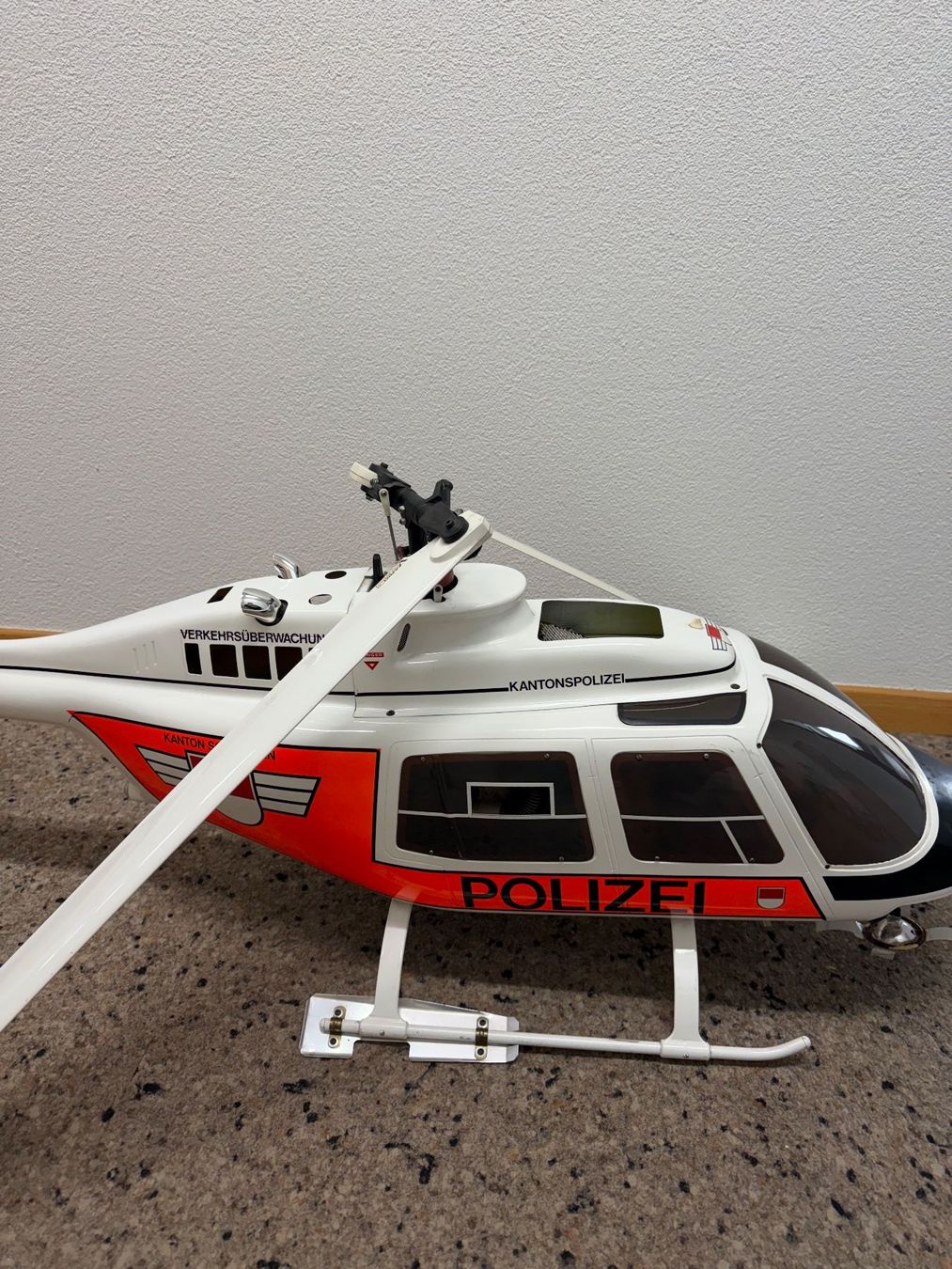 Modellbausätze & Standmodelle: Helikopter Modell Polizei HB-XPO – Gebraucht aus Gümligen von Brocki-Reimal-Stift 2