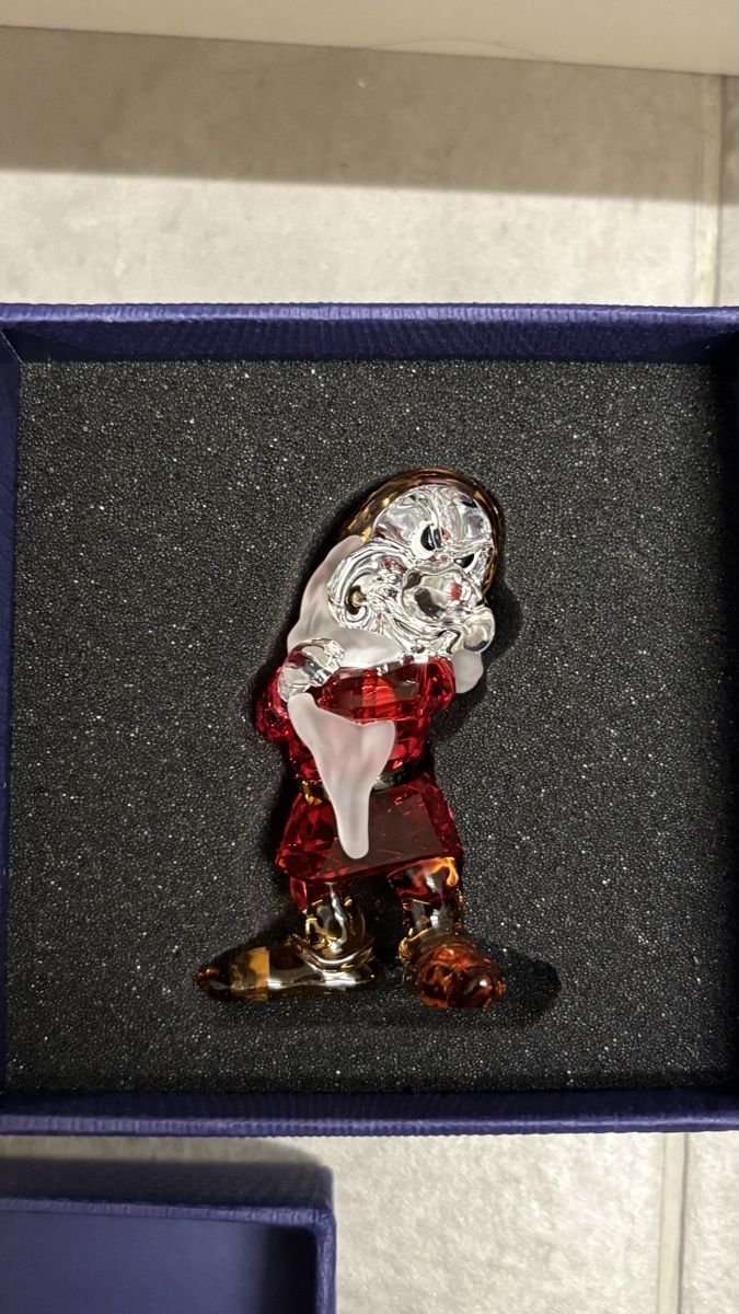 Swarovski Statuette: Swarovski SCS 2019 Exclusive Disney Snow White Grumpy – Nuovo e nell'imballaggio originale da Lausanne venduto da Global.P 4