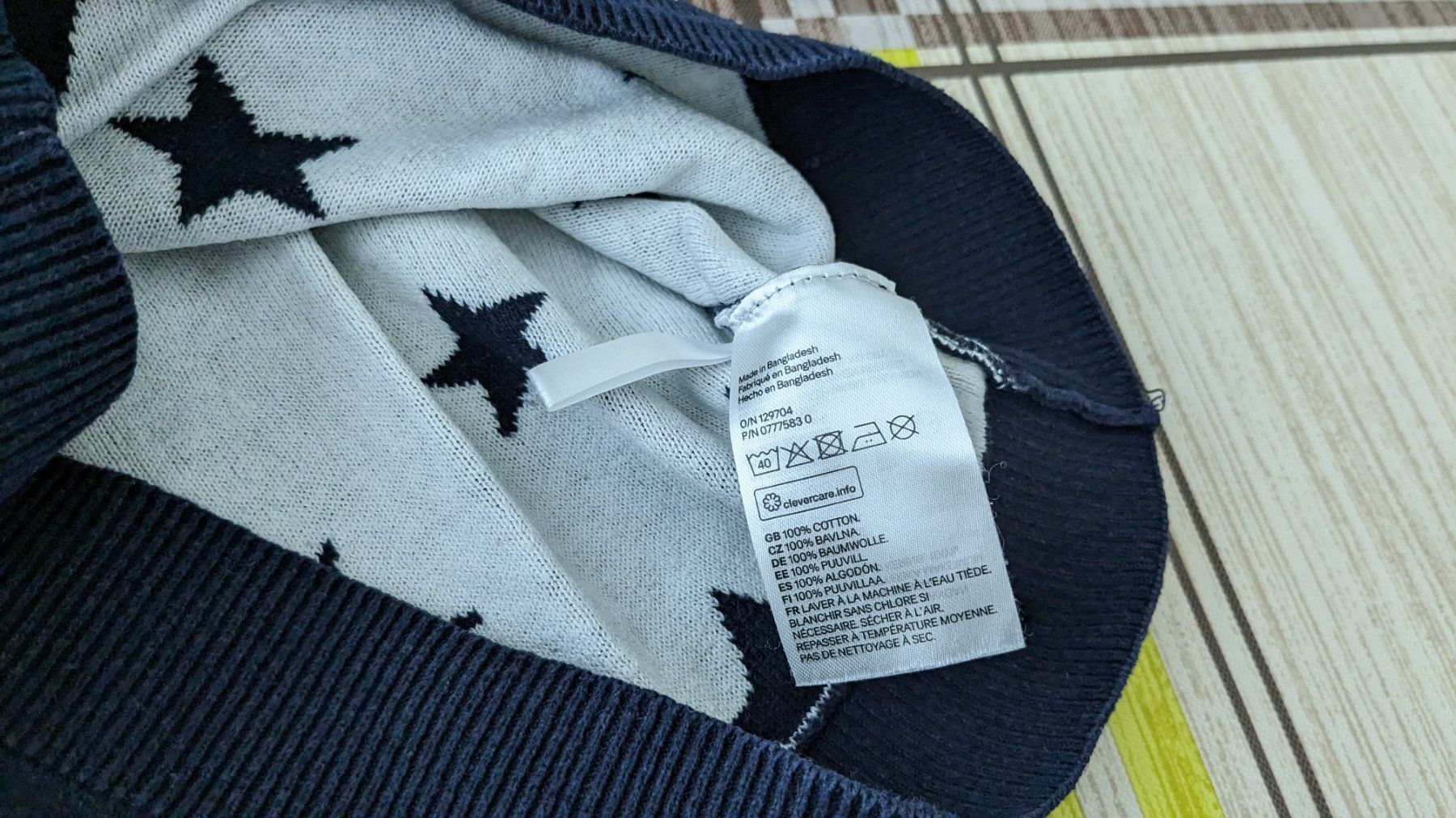H&M Pulls et sweat-shirts: Warmer Pullover mit weissen Sternen - 98/104 – D'occasion à Staufen par Fleby84 3