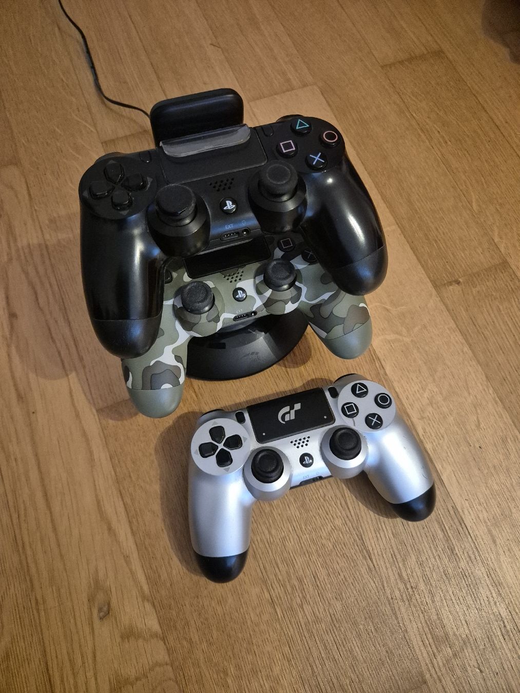 Sony Console: PS4 Slim Silber Bundle: 3 Controller (GT-Edit), 2 Games – Usato da Schüpfheim venduto da zemp00 2