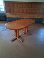 Massiver Esstisch, oval, aus Holz