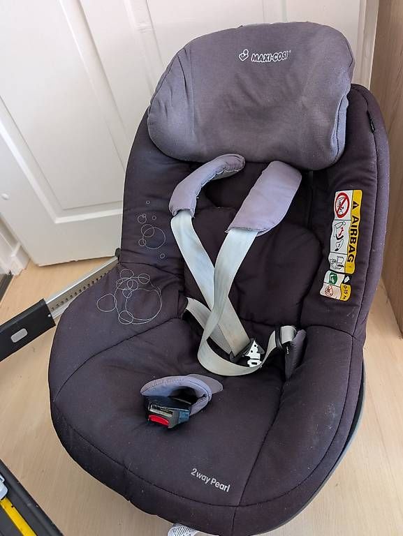 Seggiolini per auto: Maci Cosi 2 Way Fix Basisstation mit 2 way pearl sitz. – Usato da Sargans venduto da Mkatz