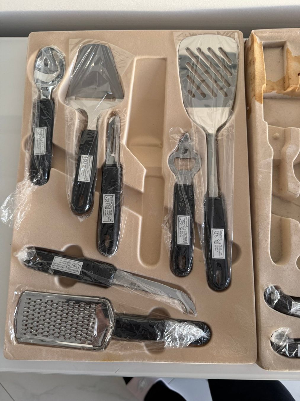 Solingen Coltelli da cucina: Neuwertiges Messer- und Küchen-Set, mit Koffer – Nuovo (secondo la descrizione) da Uhwiesen venduto da mic_kd6g 2
