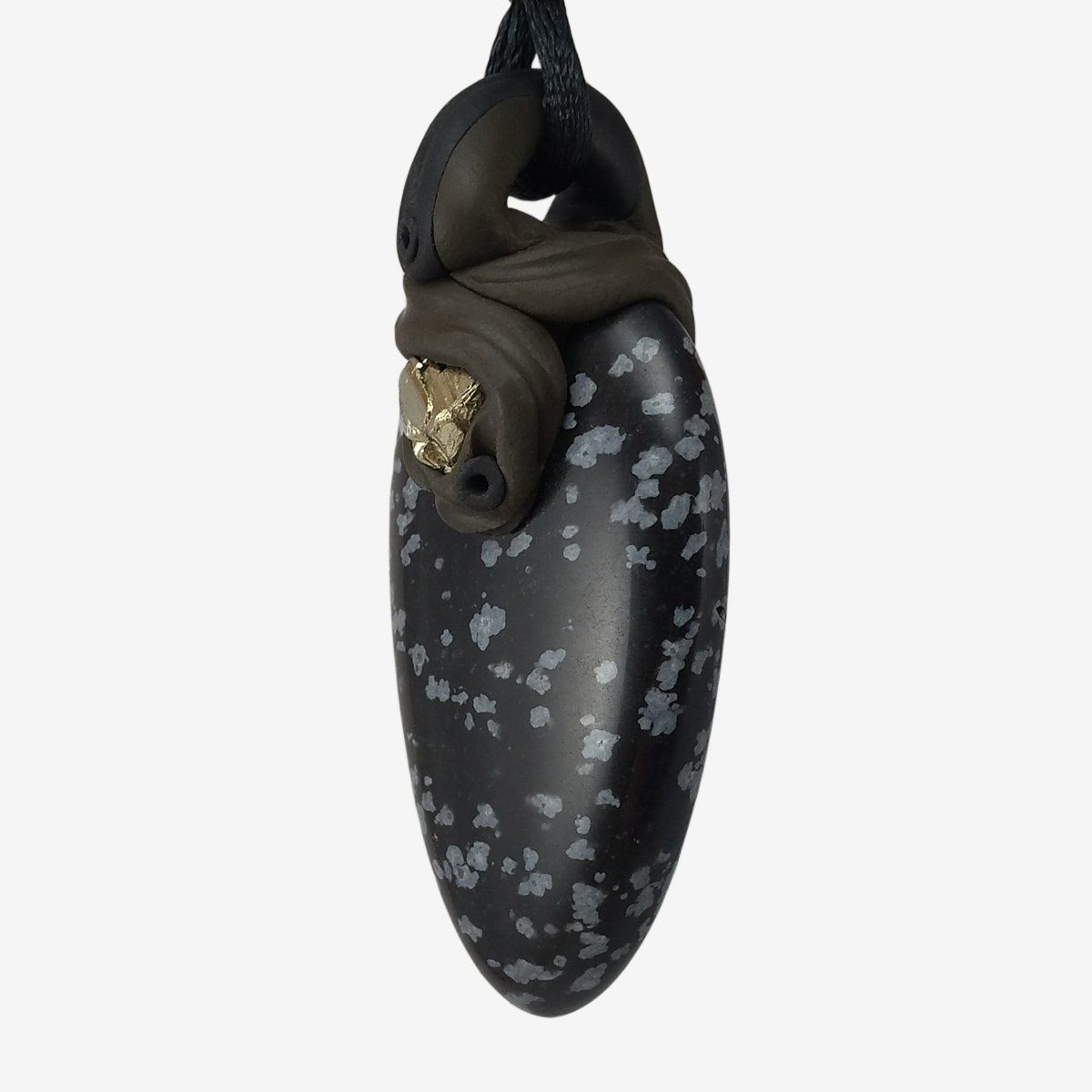 Minerali & Pietre curative: Schneeflocken Obsidian Steinanhänger mit eingefasstem Pyrit – Nuovo e nell'imballaggio originale da Meilen venduto da Kaleidoskopia 1