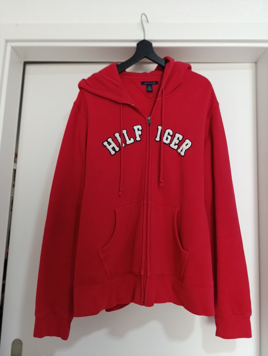 Tommy Hilfiger Maglioni & Felpe: Hoodie rouge Tommy Hilfiger – Usato da St-Cergue venduto da Neviana
