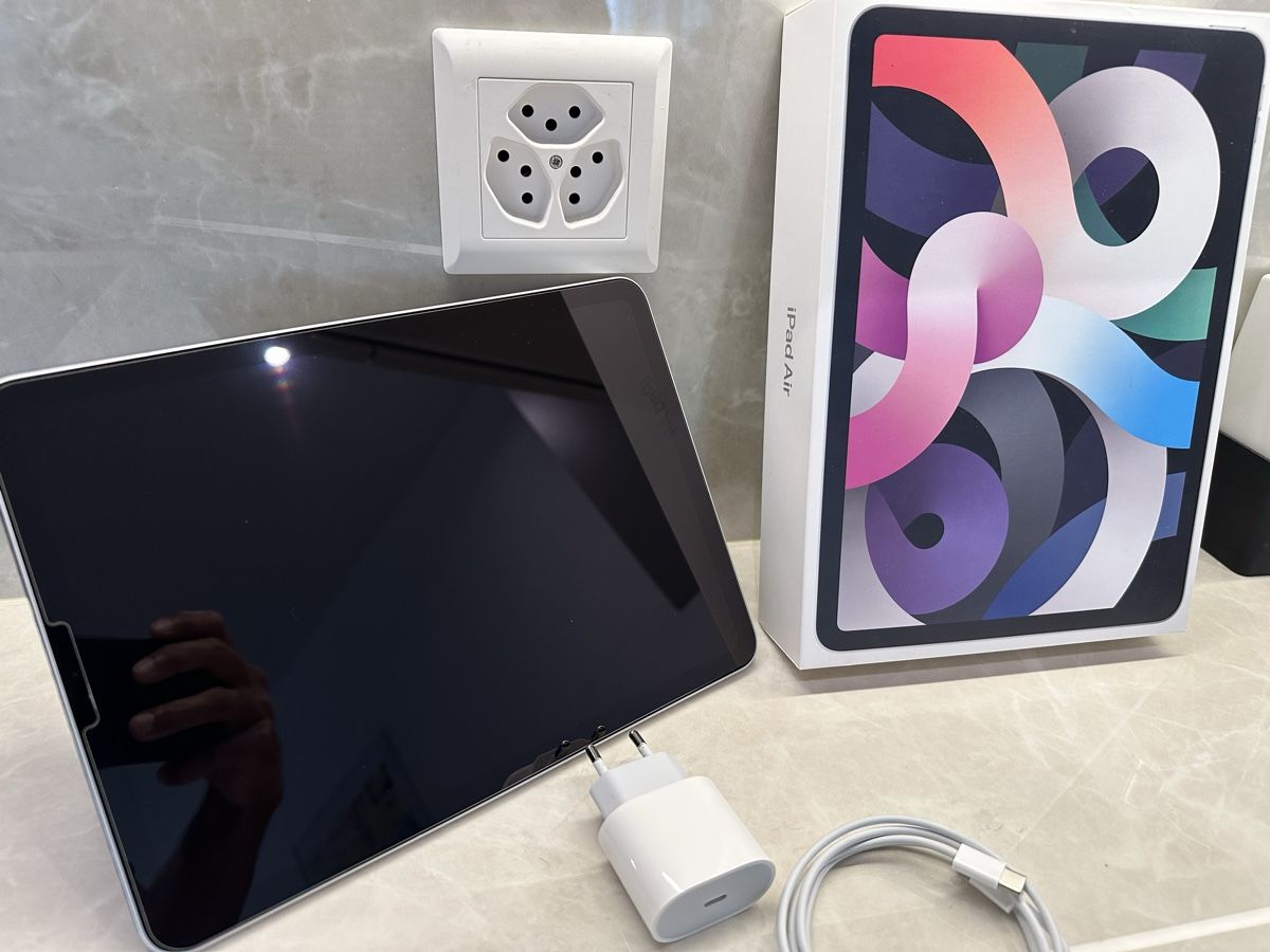Apple Tablet PC: iPad Air (4th Generation) Wi-Fi, 64GB – Usato da Uzwil venduto da Old_fashioned