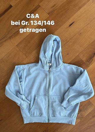 Schönes hellblaues Jäckli Mädchen bei 134-146 getragen