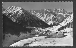 Raveisch Dorfansicht mit Blick gegen Samnaun und Silvretta