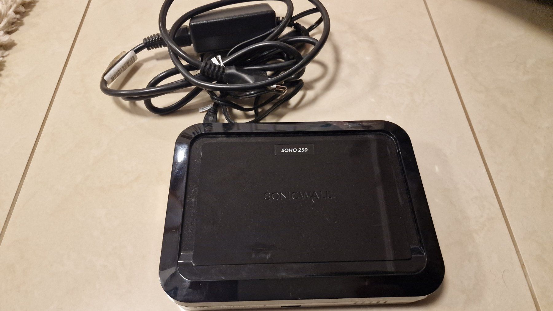 Sonicwall Firewall: SonicWall TZ SOHO 250 Network Security Firewall – Usato da Matran venduto da arom786