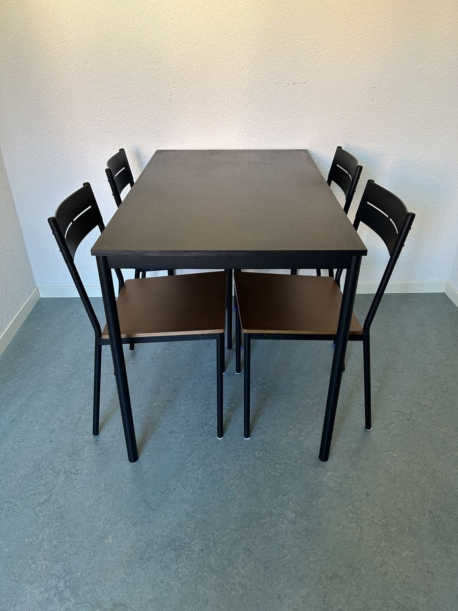 Ikea Set de table et chaises: Esstisch mit vier Stühlen – D'occasion à Bern par lisuuu