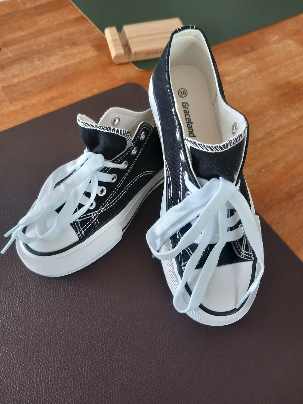 Scarpe da donna: Neue Sneaker – Nuovo (secondo la descrizione) da Aegerten venduto da gismolini