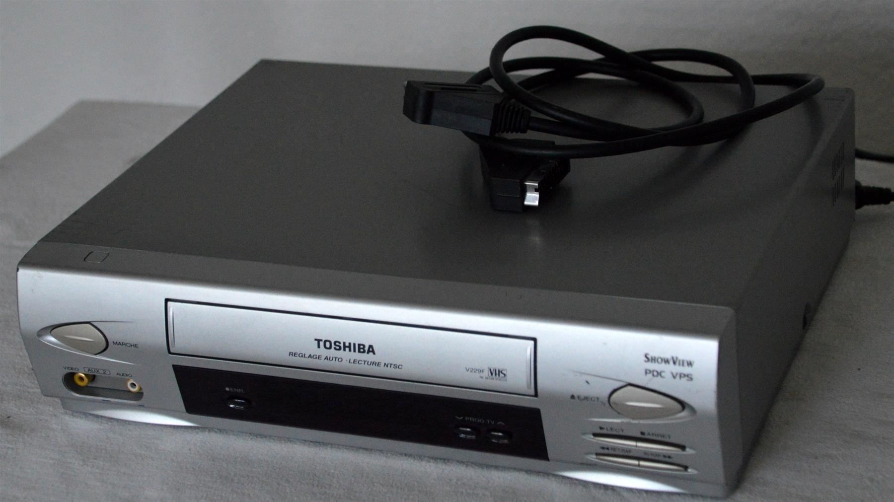 Toshiba Registratori: Videorecorder VHS Toshiba V-229F magnétoscope – Usato da Collonges venduto da arashee 1