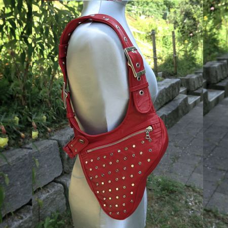 kleine rote Schultertasche für Damen, Revolverbag mit Nieten