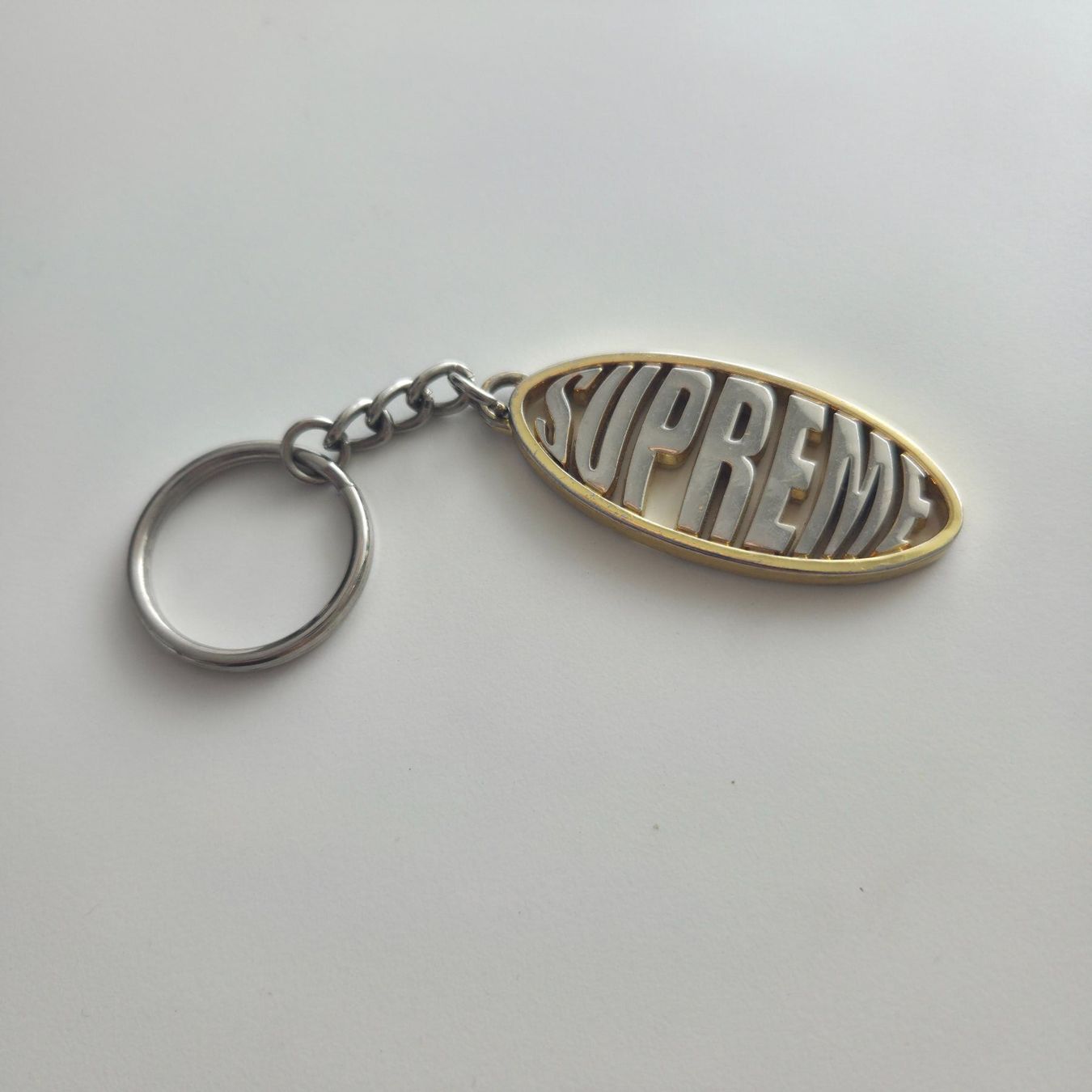 Portachiavi: Supreme Oval Logo Keychain S/S 2017 – Usato da Zürich venduto da Wickeddude