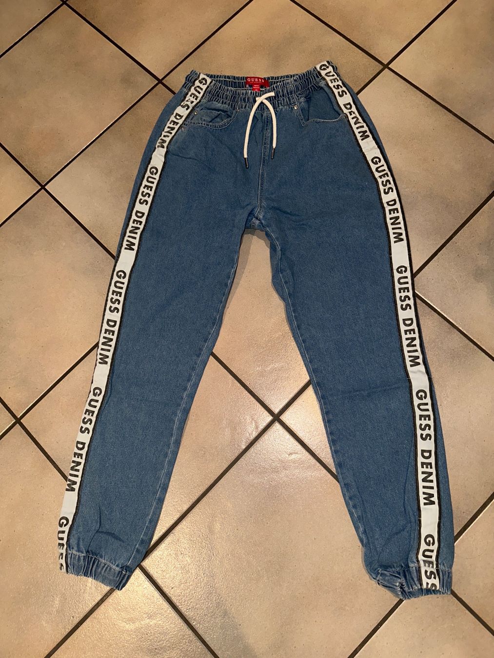 Guess Jeans: Guess Jeans mit Logo Seitlich Grösse 36 – Usato da Dagmersellen venduto da sniff64 1