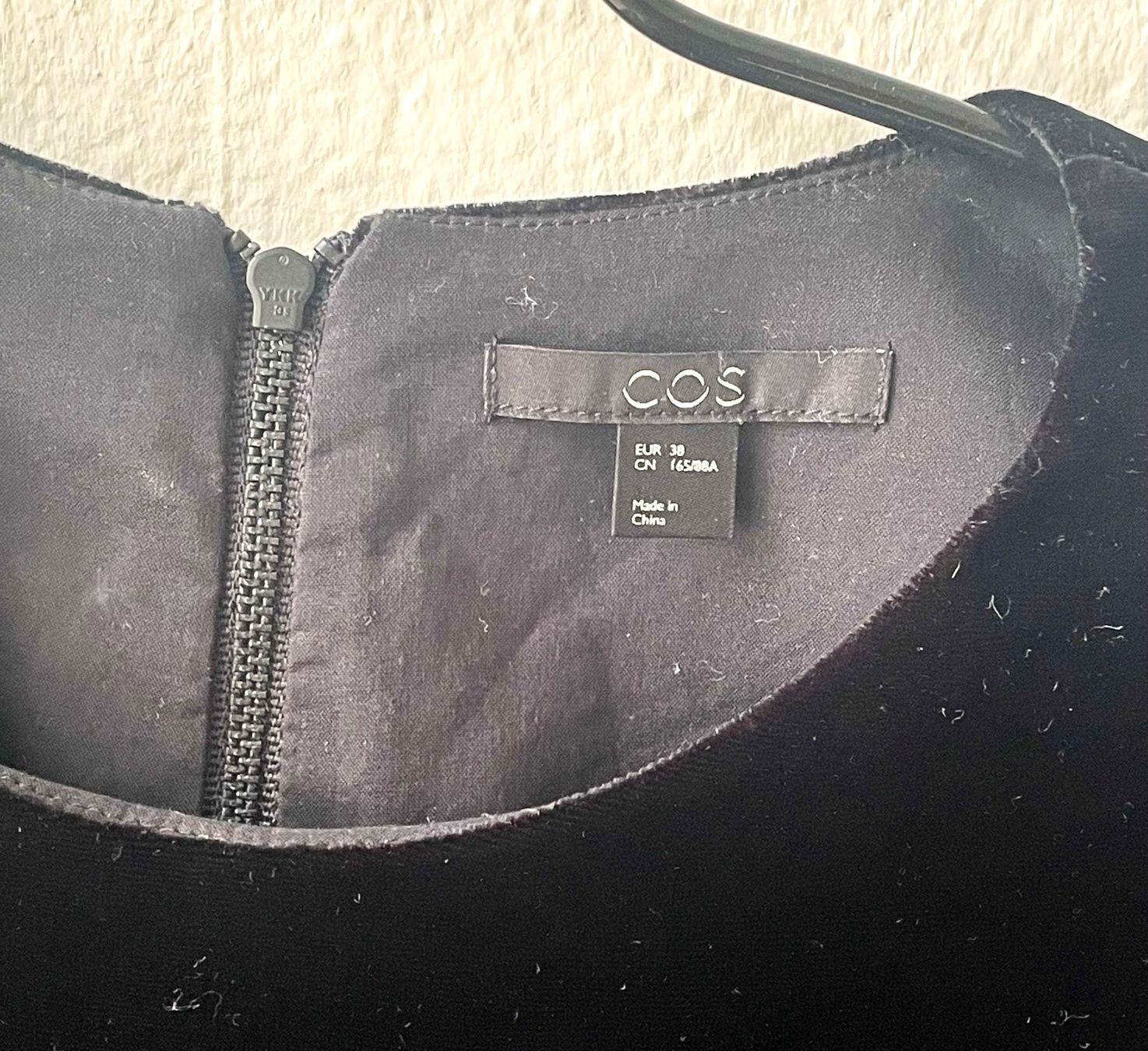 Cos Kleider: Tolles COS Samtkleid schwarz, Gr. 38 – Gebraucht aus Grellingen von dinge 2