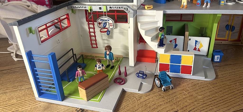 Spielzeuge: Playmobil Schule mit Turnhalle  – Gebraucht aus Saas Fee von michaberchtold 1