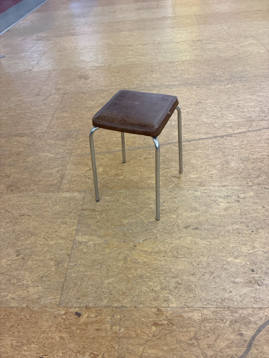 Sgabelli: Vintage Hocker / Sitzhocker mit braunem Kunstlederbezug – Usato da Murgenthal venduto da casatualiq 1