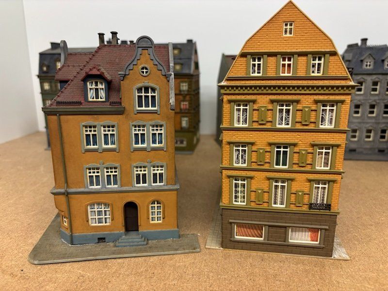 Modellini di ferrovie: 5er Set H0 Stadthäuser, Eckbau, Doppelhaus, Geschäfte Wohnen – Usato da Büsserach venduto da ModellbahnDepot 5