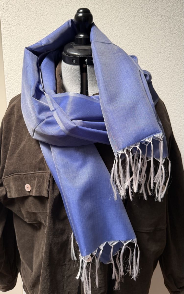 Foulards, Tücher & Schals: Blauer Schal mit Fransen, Neu – Neu und originalverpackt aus Wettswil von Elsol