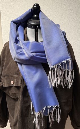 Blauer Schal mit Fransen, Neu