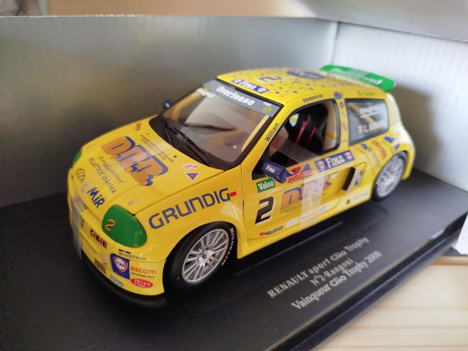 Renault Modellini d'auto: Renault Clio Trophy Rangoni 2000, 1/18, Jaune -Parfait! – Nuovo e nell'imballaggio originale da Neuchâtel venduto da lyd_67kk 1