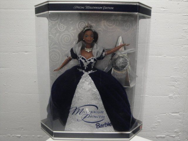 Bambole: Barbie, spéciale Millennium 2000, selon photos – Nuovo e nell'imballaggio originale da Saxon venduto da flicfloc