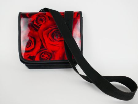 Umhängetasche mit Rosenmotiv