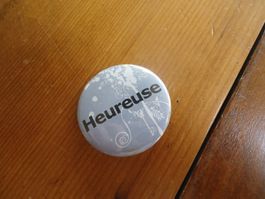 Broche / Badge "Heureuse"