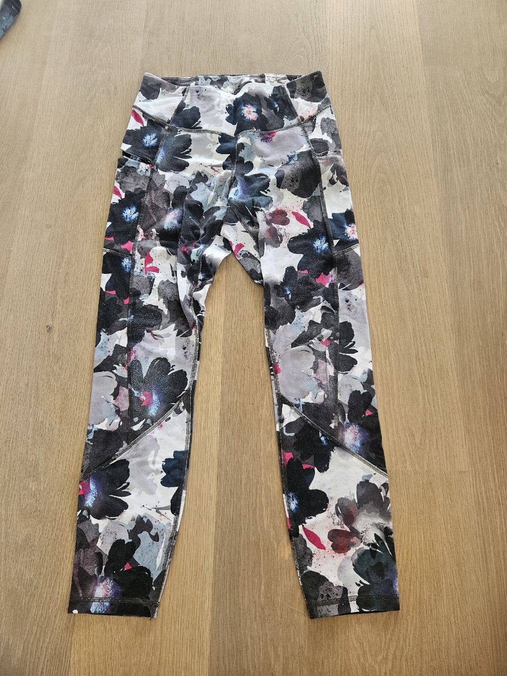 Leggings: Sportleggings mit Blumenmuster, Grösse M – Usato da Rüschlikon venduto da zzz1234