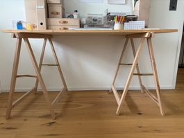 Bureau en bois naturel avec 2 tréteaux – 130 × 70 cm