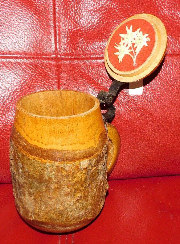 Carillon: Spieldose, geschnitzter Trinkkrug, Mapsa Swiss – Usato da Villnachern venduto da Niggo0 1