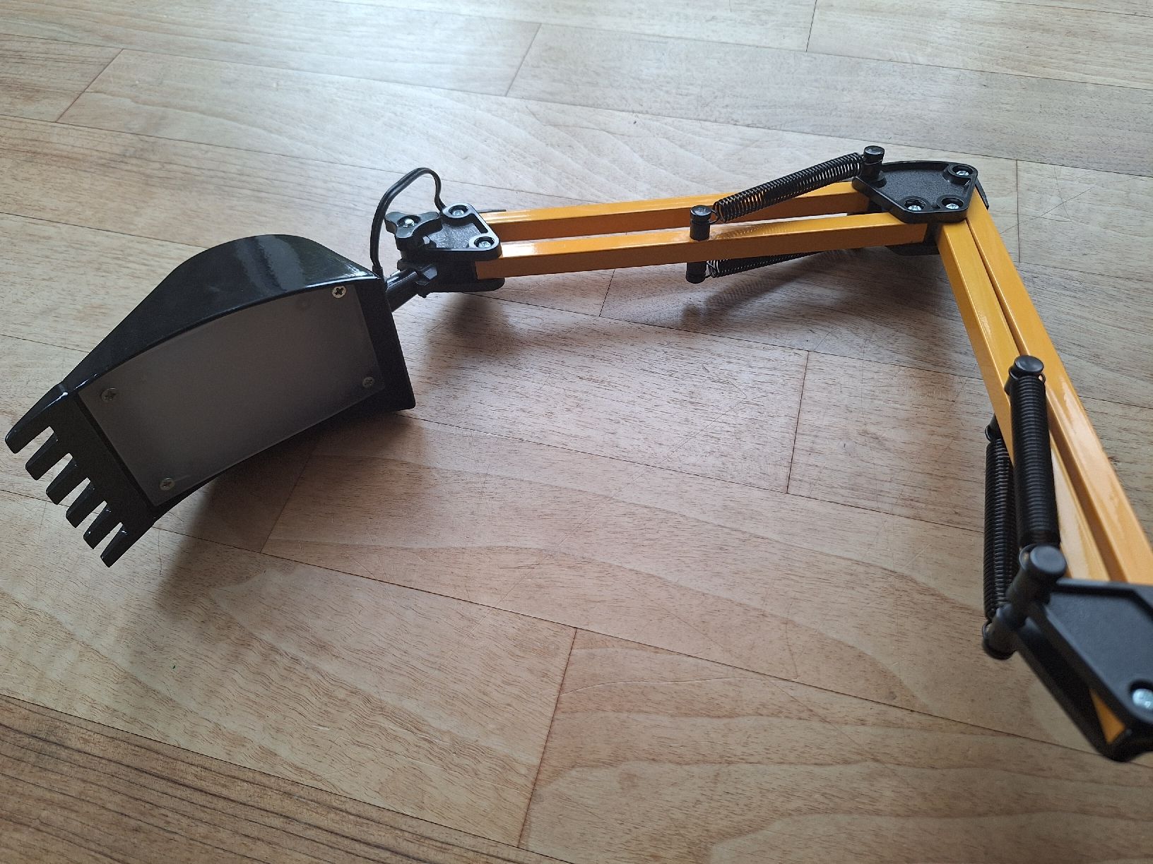 Micasa Lampade: Tischleuchte Bagger Design gelb schwarz – Usato da Affeltrangen venduto da Salz-Pfeffer 2