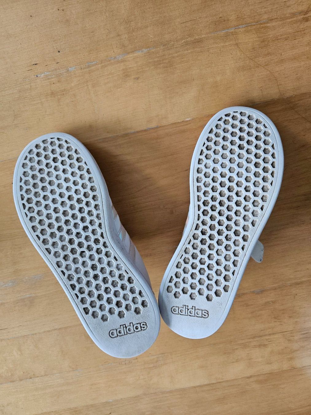 Adidas Schuhe für Mädchen: Sneakers von Adidas Grösse 35 – Gebraucht aus Marthalen von Himbeersugus 1