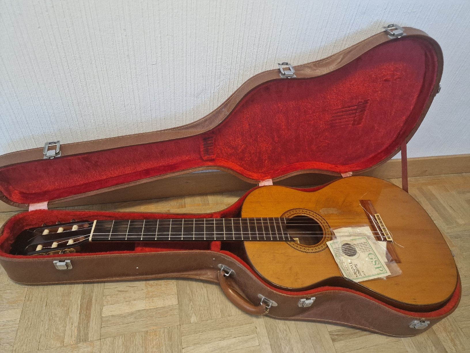 Aria Strumenti musicali: Guitare classique ARIA modèle A-560 avec étui – Usato da La Chaux-de-Fonds venduto da Ric_m628