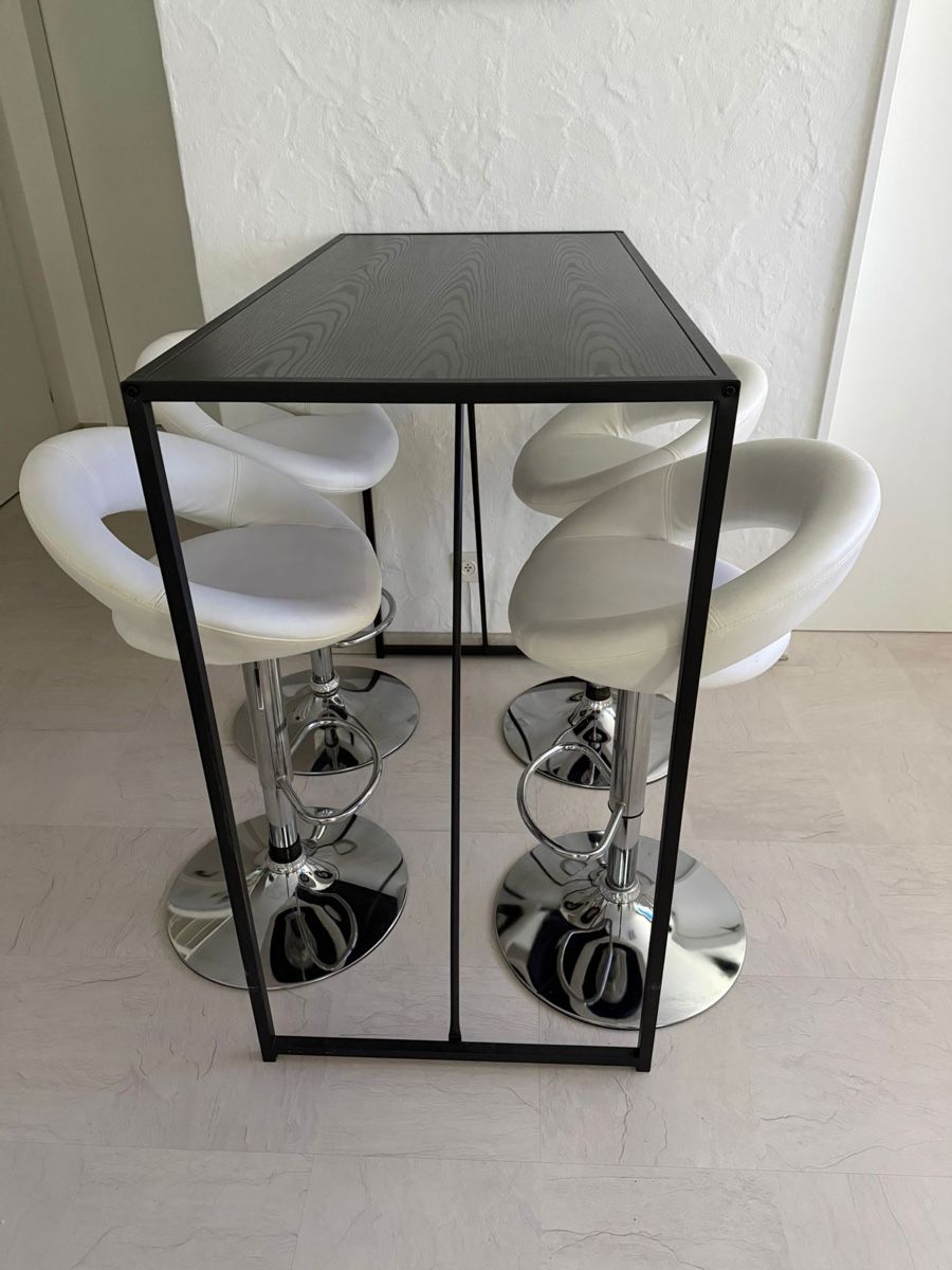 Set de table et chaises: Bartisch mit 4 weissen Barhockern  – D'occasion à Abtwil SG par yagua 2